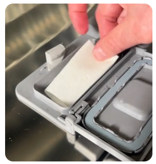 2. Włóż listek do komory na detergent